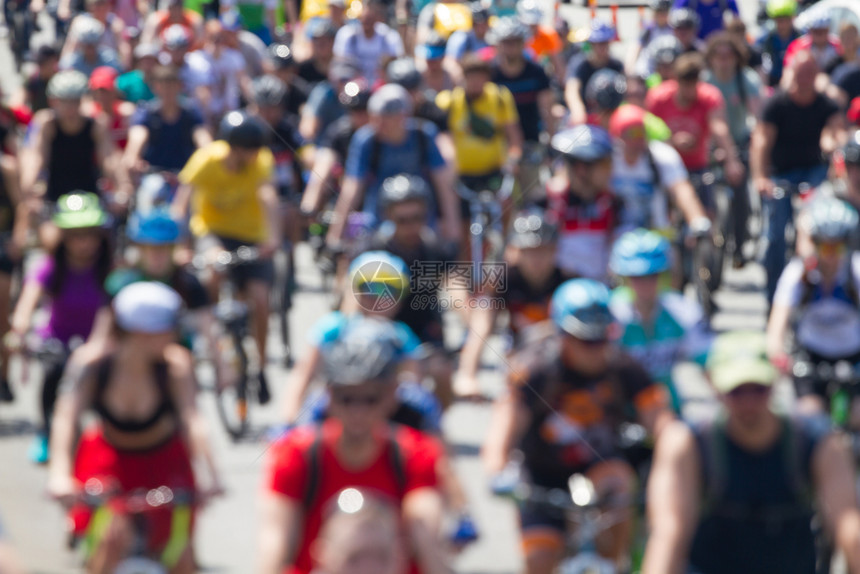 一群骑自行车的手在路上模糊循环锻炼竞赛图片