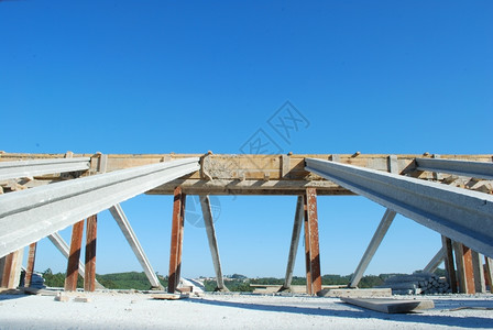 屋正在建造的房顶筑框架钢结构体图片