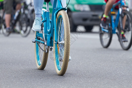 运动一群人骑自行车在路上驶健康团队图片