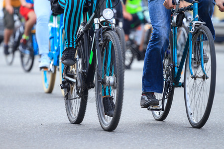 一群人骑自行车在路上驶经过运输种族图片