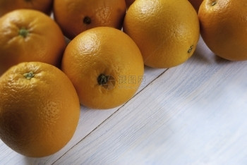 风化木制桌边的橙子在木制背景上的新鲜橙子热带柑橘健康图片