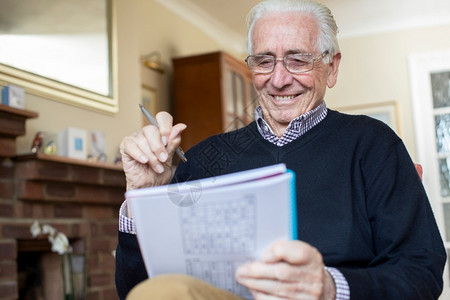 人们放松健康在家里微笑的老人做数独猜谜游戏图片