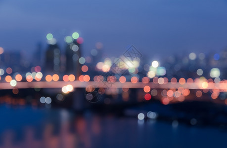 抽象的夜里闪耀着模糊的城市灯光圆形暮图片
