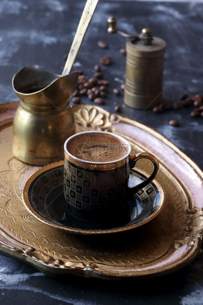 土耳其咖啡在木制托盘上的土耳其咖啡优质的店沙佛图片
