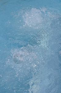 酒店浴缸池里的蓝色美丽水泡放松乐趣图片