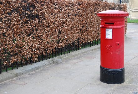 红色的老人行道上红色旧式英国纸牌邮箱语图片
