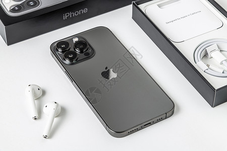 iPhone13pro土耳其安塔利亚201年月30日新iPhone13Pro智能手机和AppleAirpods2耳机的后视图气垫移动的新背景
