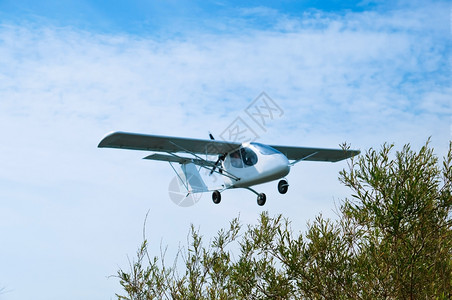 运输明亮的小白飞机行滑翔在天空中小飞机在行中滑翔机在天空中小飞机在行中小白机行云背景