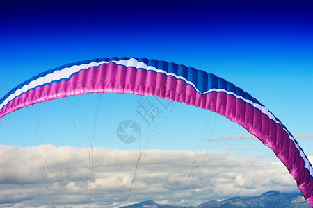 游客空气风筝冲浪充满活力的天空背景中Kite详细描述hd动态的天空背景中背景图片