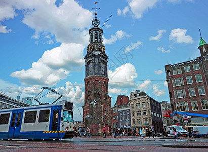 反射荷兰阿姆斯特丹市风景与Munt塔建造风景优美图片