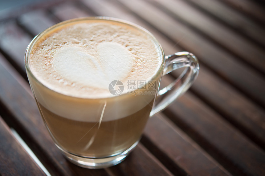 一种热的咖啡馆卡布奇诺杯子和心形牛奶咖啡厅的卡布奇诺杯子和心型牛奶一杯咖啡艺术师图片