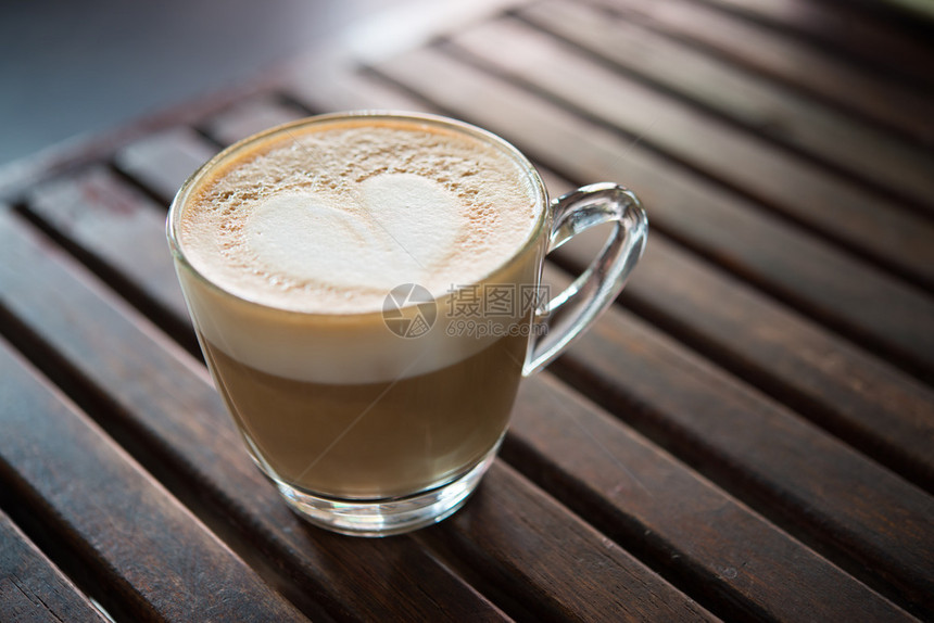 爱咖啡馆的卡布奇诺杯子和心形牛奶咖啡厅的卡布奇诺杯子和心型牛奶一杯咖啡艺术喝师图片