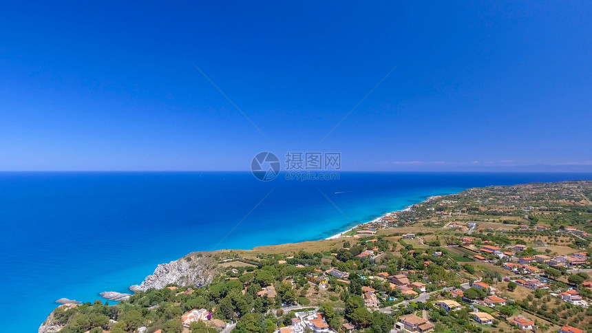 意大利卡拉布里亚的公路海岸线和房屋夏季美丽的空中景色地海天线图片