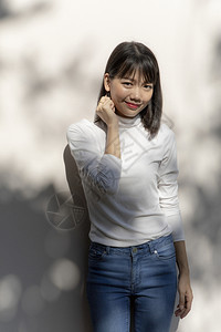 站在户外微笑着的脸轻松地舒缓着的亚裔年轻女肖像身体白色的幸福图片