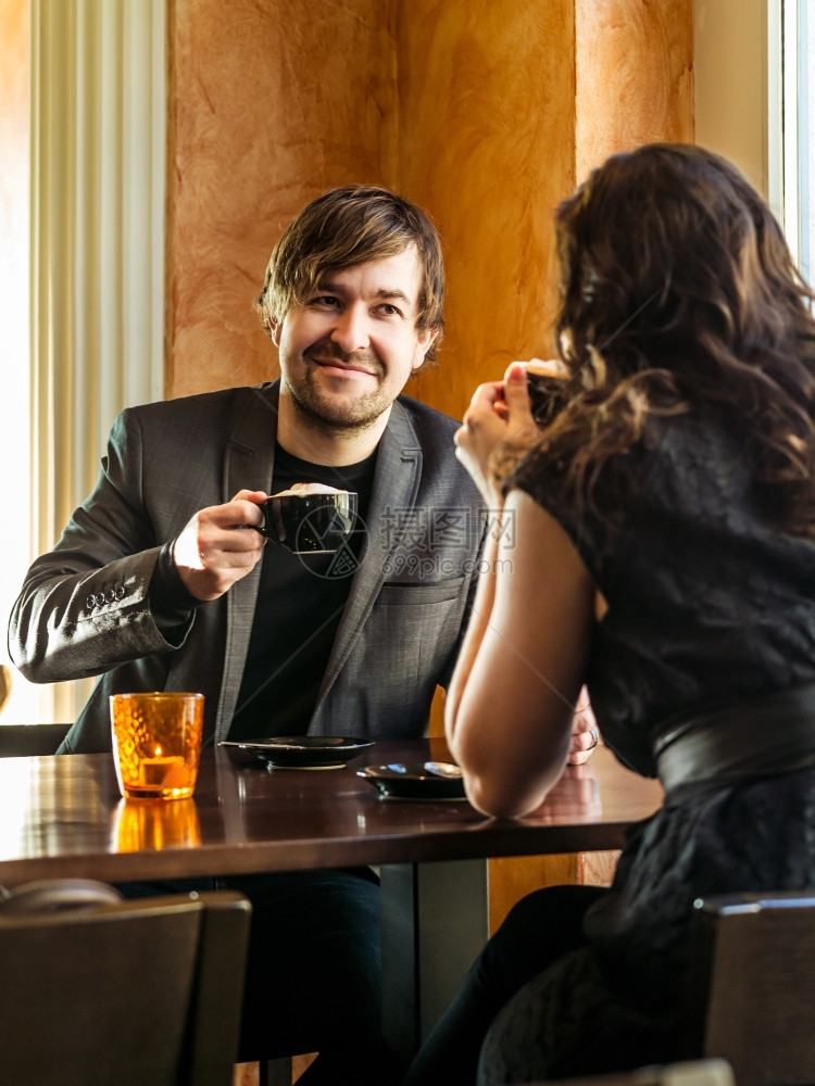一对年轻夫妇坐在一家餐厅里浪漫的约会照片女孩咖啡团结图片
