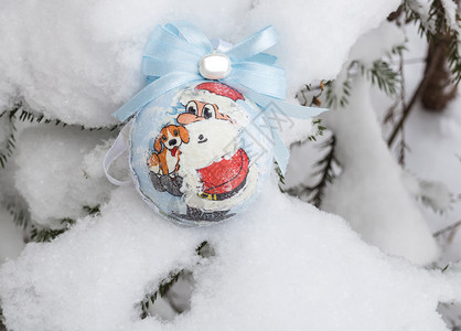 松树圣诞装饰着一团手工制作的球玩具老图片