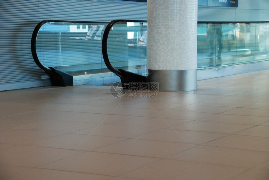建筑学在国际机场移动扶梯车的自升降机地铁蓝色的图片