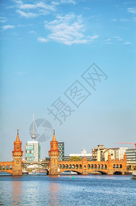 腓特烈斯海因柏林市风景与奥伯鲍姆桥在阳光明媚的日子城市景观天空塔背景