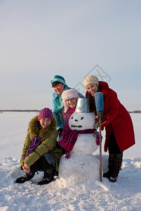 四位快乐的雪人女士青少年雕塑微笑图片