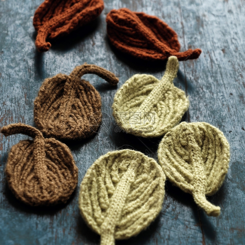 针织的团体木本底冬叶有古代音调的美秋叶由缝线和集体编织的冬叶制成惊人手工艺产品优质的图片