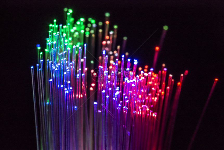 抽象的信息数字据传输光纤电缆包括许多光纤发的颜色不同技术背景13503C2156图片