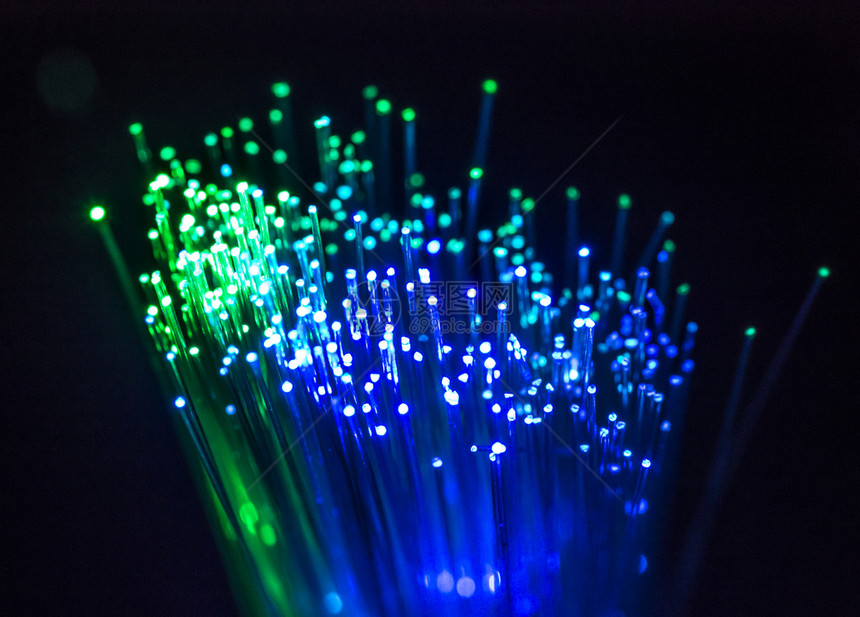 电信抽象的辉光数据传输纤电缆包括许多光纤发的颜色不同技术背景13503C2156图片