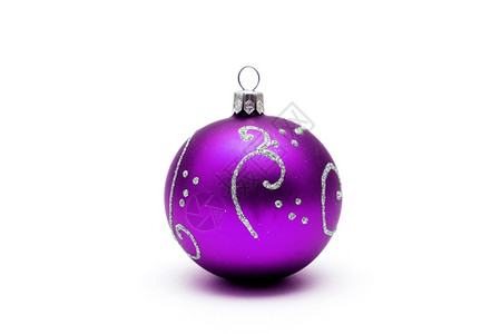 金属的晚上火花紫色圣诞节球银形在白背景上分离图片