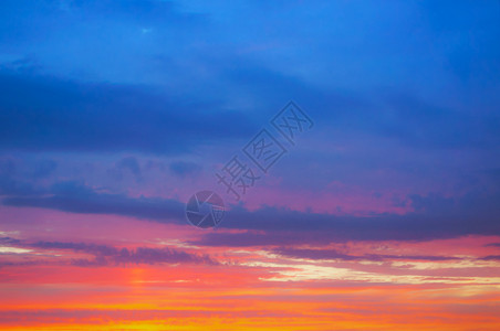 俄罗斯日落时的紫色天空日出时的粉紫色云日落时的紫色天空戏剧加里宁格勒设计图片