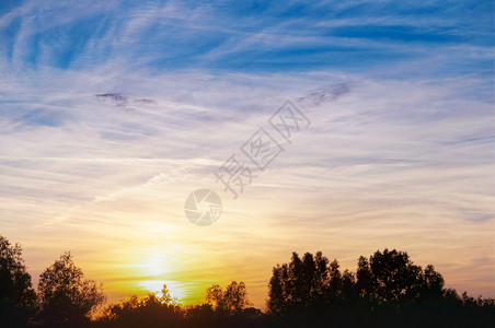 俄罗斯东正教堂日落时的紫色天空日出时的粉紫色云日落时的紫色天空地平线堂气设计图片