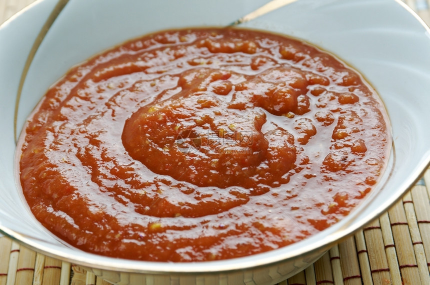 美食油炸Zacusca罗马尼亚流行的蔬菜传播成份包括烤茄子熏洋葱番茄糊和烤红辣椒粘贴图片