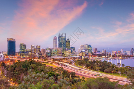 澳洲市下城珀斯天际的黄昏时建筑学暮造图片