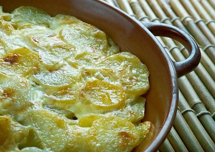 乡村PommesAnna经典法国古菜用大量融化的黄油煮土豆一种起司图片