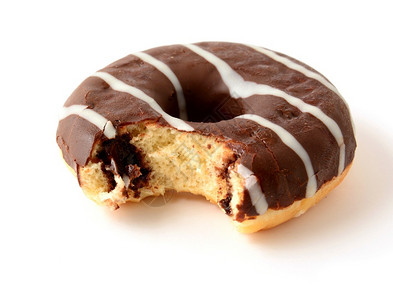 失踪圆形的新鲜一块巧克力甜圈少了咬痕和糖条纹白底图片