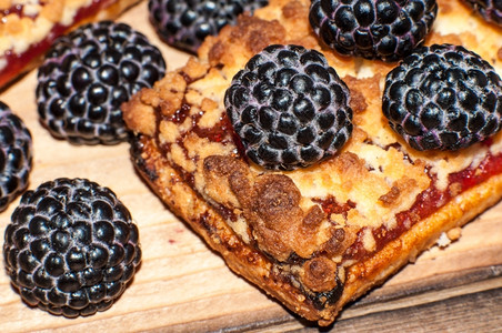 巧克力覆盆子用黑莓的果实烹制自饼干法国图片