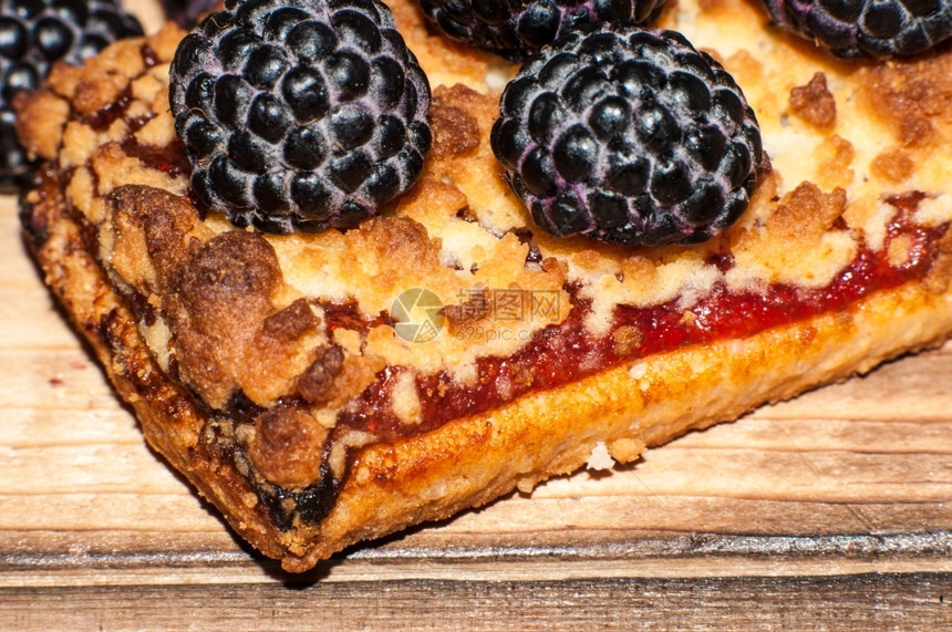 美食用黑莓的果实烹制自饼干奶油手工作的图片