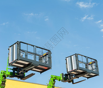 带桶和空中工作平台的叉式拖车远视繁荣架设者机械的图片