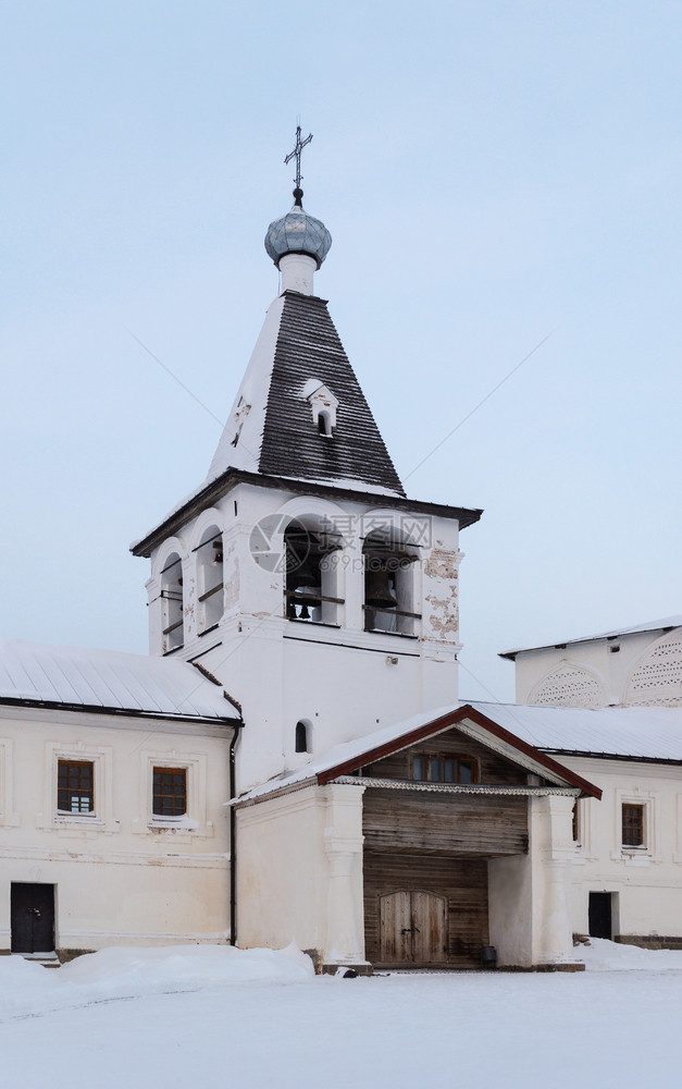 降雪俄罗斯沃洛格达地区费拉蓬托沃古代正教修道院的钟塔日落图片