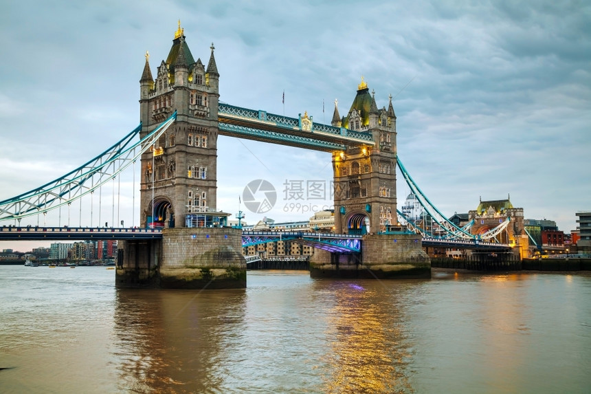 王国首都黑暗的伦敦铁塔桥晚上在大不列颠图片