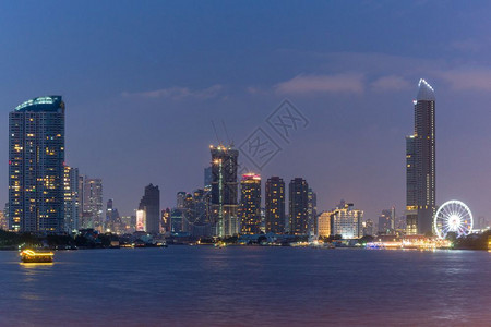 夜晚商业的现代新加坡夜市风景和摩天车轮的雪人图片