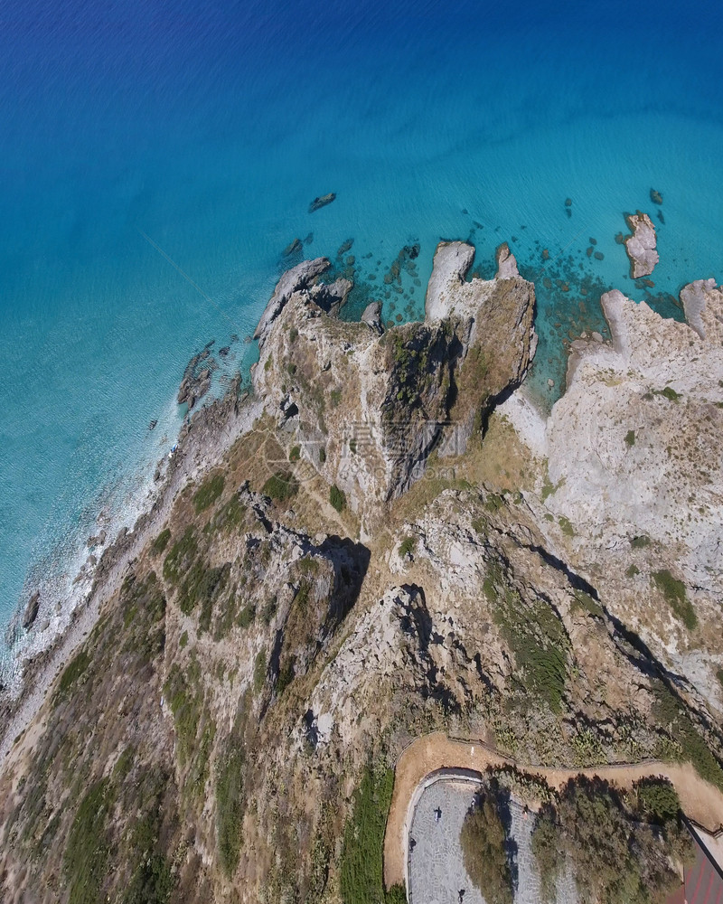 洋上岩石向下俯冲海景观意大利语图片