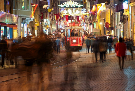 中纱帽街相似的咖啡店伊斯坦布尔晚上行人Istiklal街许多无法辨认的人看到类似视频在我投资组合中城市背景