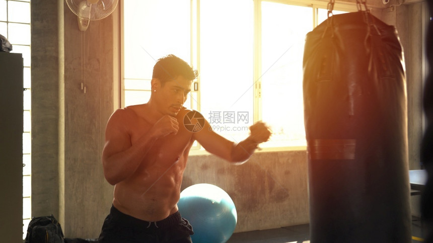 健身房打拳击的年轻人图片