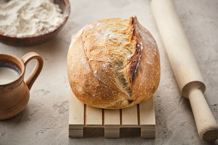 新鲜烘烤的传统面包图片