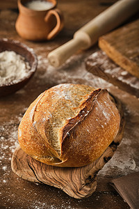 烘烤的新鲜传统面包自制香脆的图片