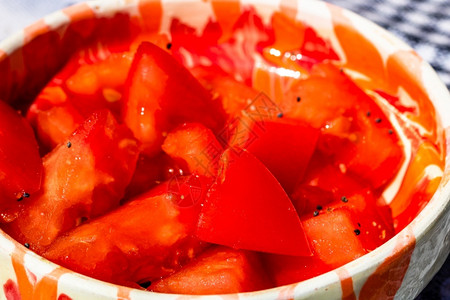 传统生锈碗紧闭切碎西红柿被孤立新鲜的桌子甜图片