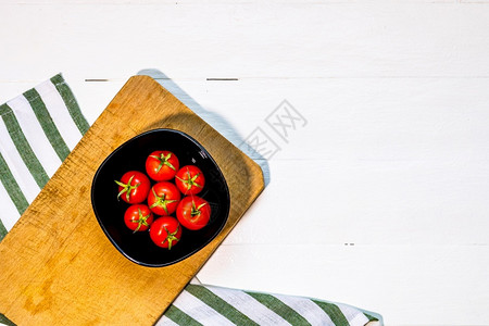 黑色盘子里的小番茄图片