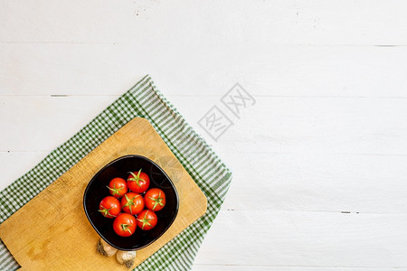 午餐饮食自制意大利食成分樱桃番茄和烹饪香料图片