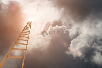 三维生长向云层断裂的阶梯天堂图片