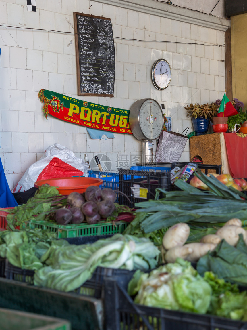 历史的波尔图老葡萄牙PortoStall的配有新鲜蔬菜Bolhao市场图片