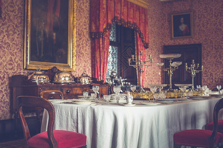 晚餐凯尔莫在豪华的城堡里准备奢华餐桌准备好图片